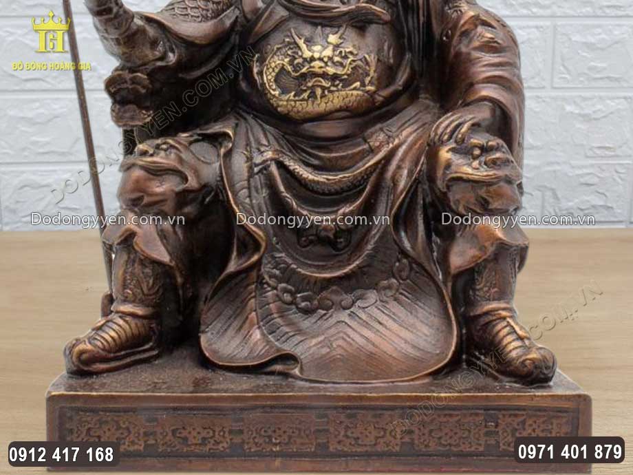 Ng&agrave;i được đ&uacute;c ngồi tr&ecirc;n chiếc ghế Rồng ngồi đọc s&aacute;ch v&ocirc; c&ugrave;ng oai nghi&ecirc;m